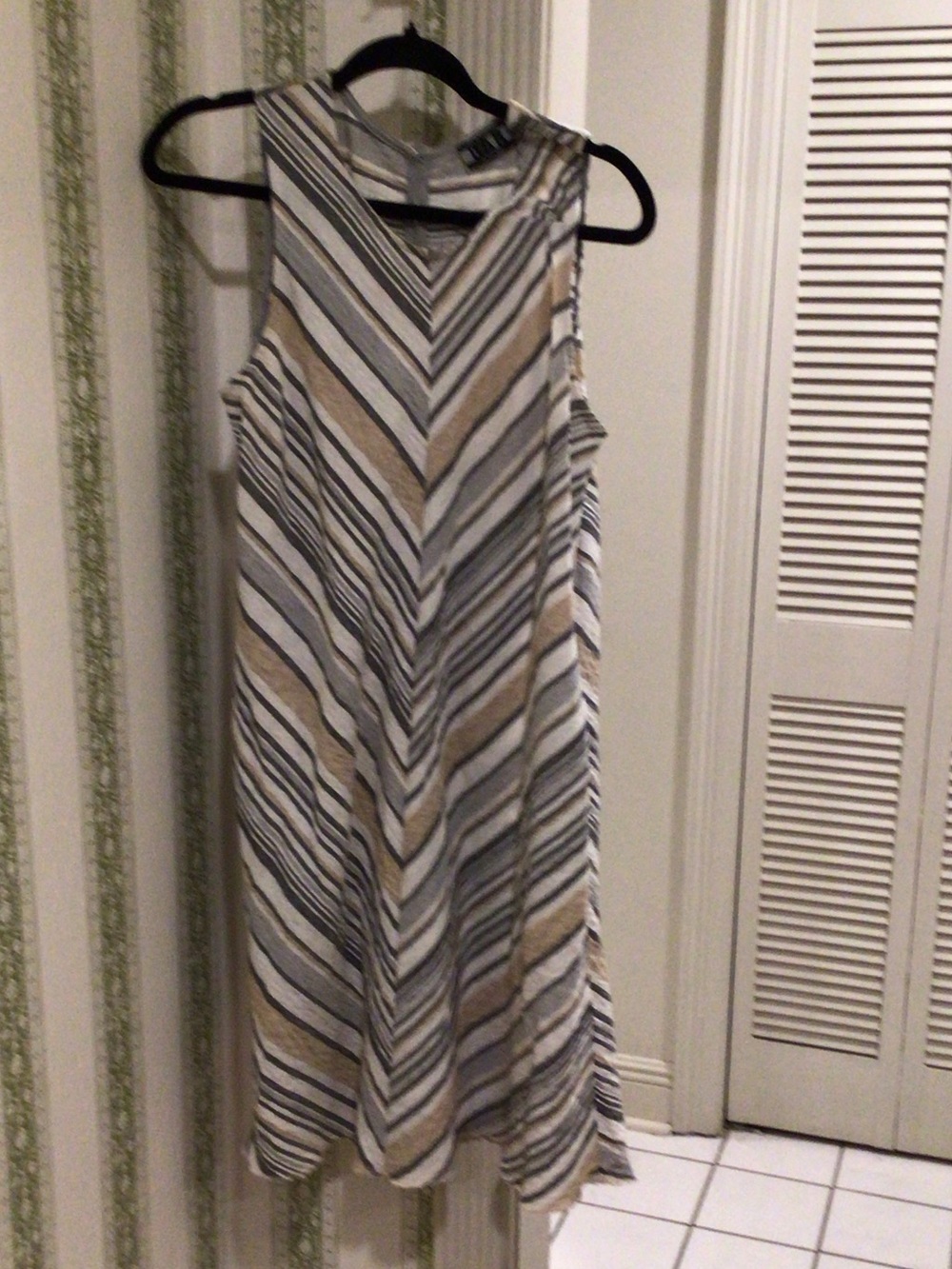 J. Jill Sleeveless Chevron Midi Dress in Beige, Gray & White